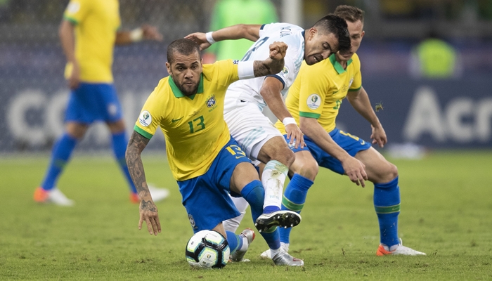 O lateral Daniel Alves, eleito o melhor jogador da partida Brasil x Argentina pela Copa América; jogo rendeu recordes de audiência à Globo (Foto: Lucas Figueiredo/CBF)