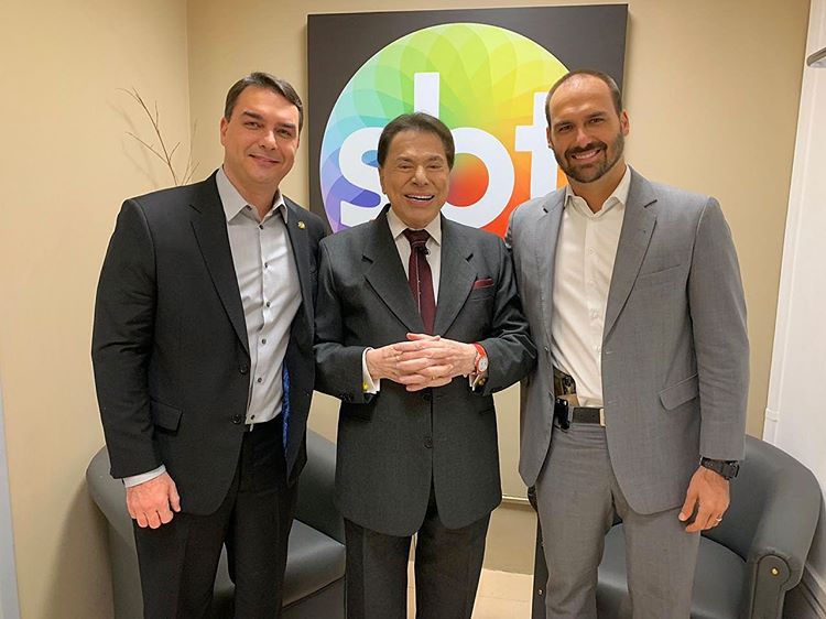 Eduardo Bolsonaro apareceu armado ao lado de Silvio Santos (Foto: Reprodução/Instagram)