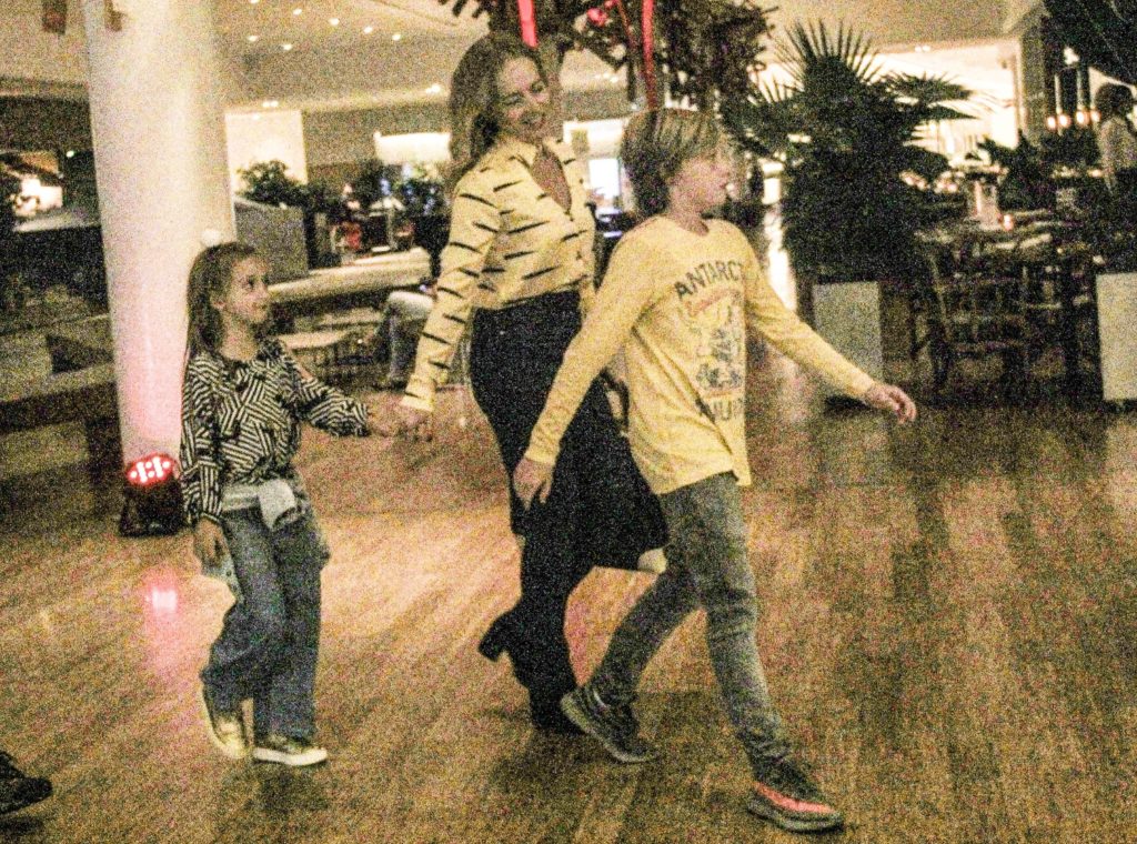 Angélica e os filhos Benício e Eva em passeio no Shopping Vila Mall (Foto AgNews)