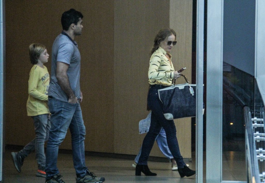 Angélica e os filhos Benício e Eva em passeio no Shopping Vila Mall (Foto AgNews)