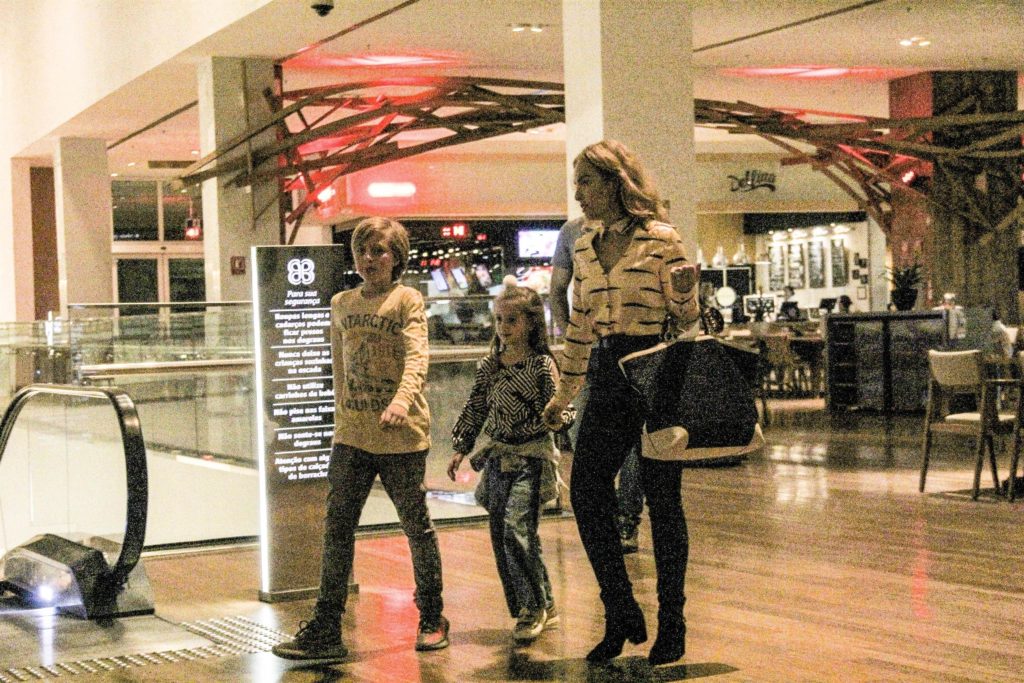 Angélica e os filhos Benício e Eva em passeio no Shopping Vila Mall (Foto AgNews)