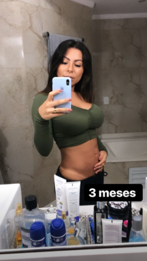 A esposa de Thammy Miranda, Andressa Ferreira postou em suas redes sociais uma foto da sua barriga de três meses de gestação (Foto: Reprodução)