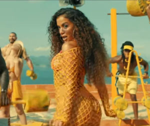 Anitta no clipe da música Muito calor (Foto: Reprodução/Youtube)