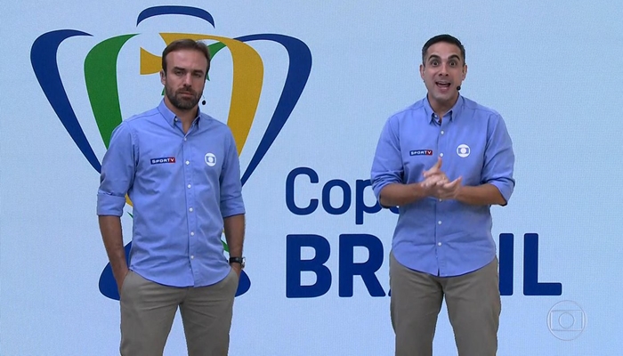 Roger Flores e Gustavo Villani foram chamados às pressas para transmissão ao vivo na Globo após problema com Luís Roberto (Foto: Reprodução/Globo)