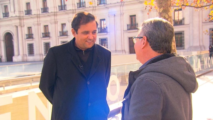 Geraldo Luís entrevista Alex Rubio, ex-garçom de Jô Soares, para o Domingo Show (Foto: Divulgação/Record)