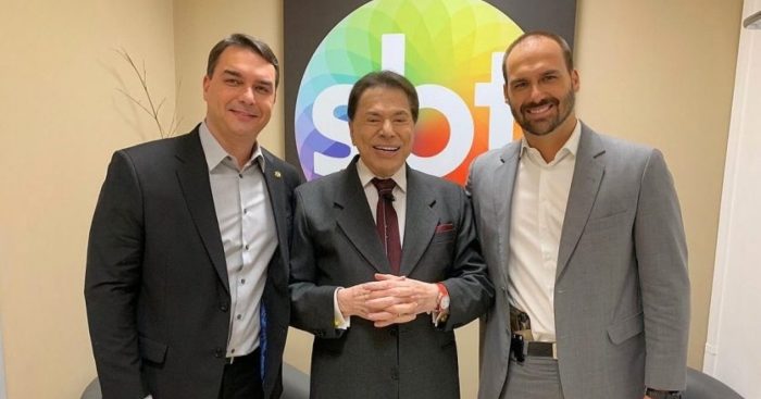 Eduardo Bolsonaro e seu irmão Flávio Bolsonaro ao lado de Silvio Santos Imagem;Internet)