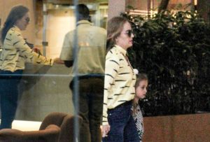 Angélica e os filhos Benício e Eva em passeio no Shopping Vila Mall (Foto AgNews)