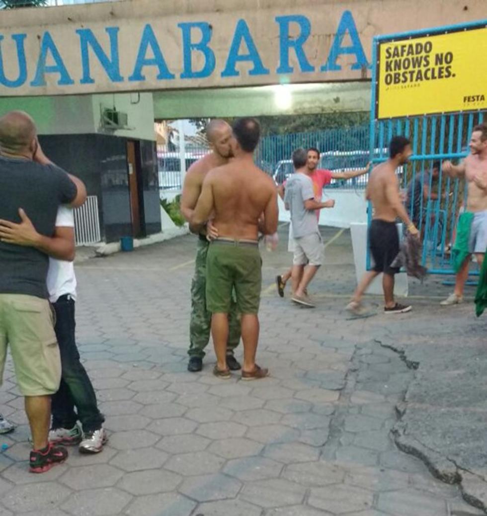 O ator Leonardo Vieira também foi pego no flagra ficando com rapaz durante festa 