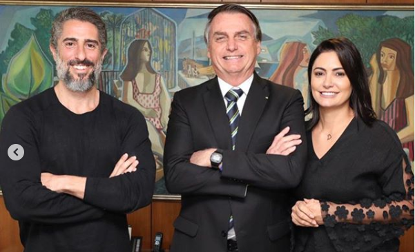 O apresentador do programa A Fazendo da Record, Marcos Mion e o presidente Jair Bolsonaro e sua mulher (Foto: Reprodução)