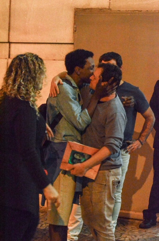 O ator da TV Globo Matheus Nachtergaele beijando Luís Miranda (Pablo Luquez: AgNews)