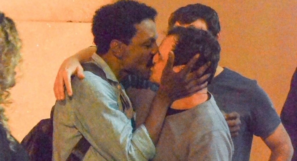 O ator da TV Globo Matheus Nachtergaele beijando Luís Miranda (Pablo Luquez: AgNews)