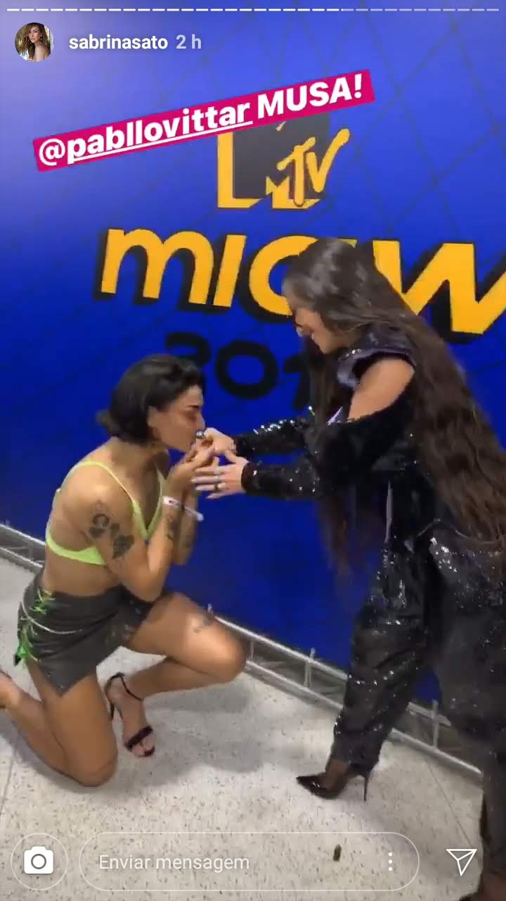 Pabllo Vittar se ajoelha e beija a mão de Sabrina Sato como uma forma de demonstrar o seu carinho e admiração pela apresentadora - Foto: reprodução/Instagram