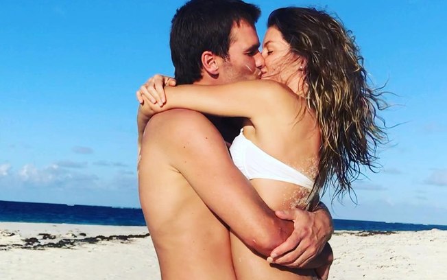 Tom Brady e Gisele Bündchen na praia (Foto: Reprodução)