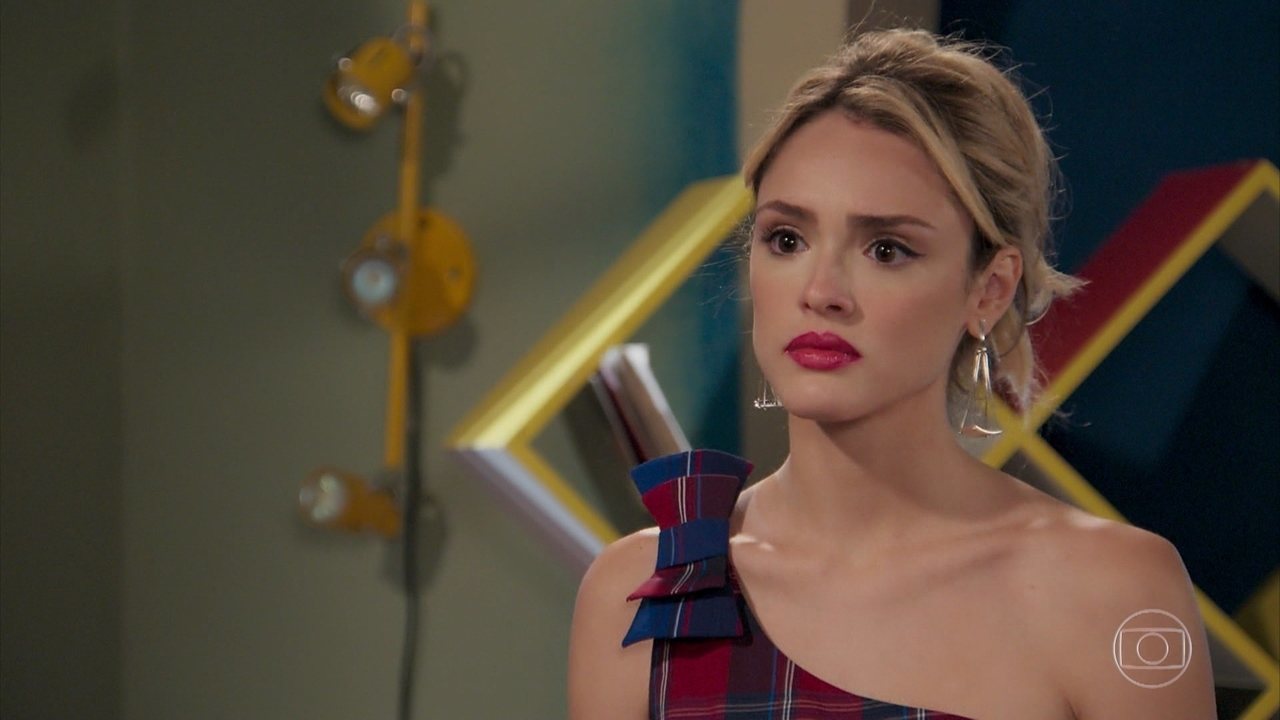 Manuzita (Isabelle Drummond) fica tensa em Verão 90 da Globo