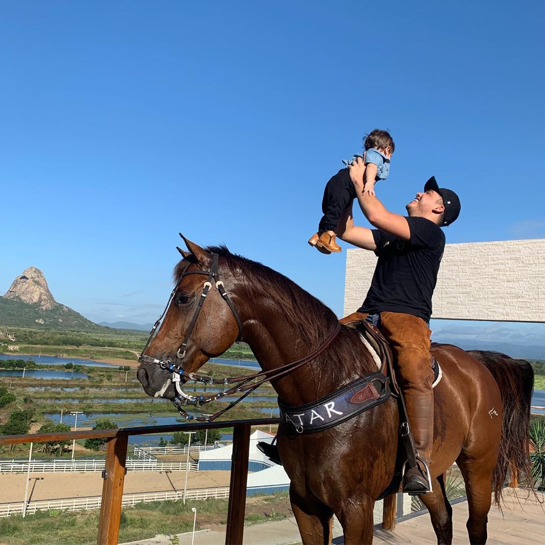 Wesley Safadão e Dom com o cavalo da família (Foto: Reprodução/Instagram)