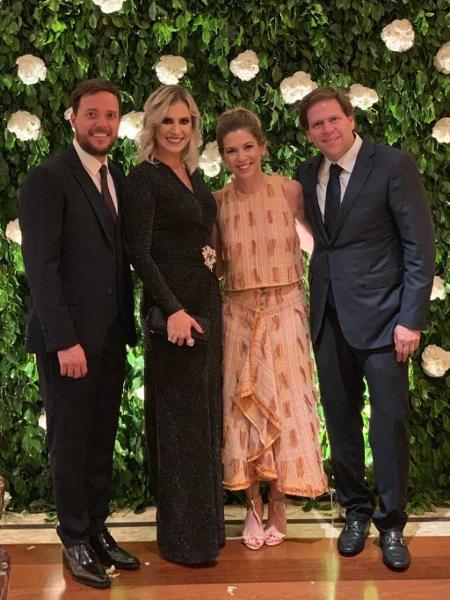 André Valadão e Cassiane posam com Daniela Beyruti e o marido, Marcelo Imagem: Reprodução/Instagram ... - Veja mais em https://tvefamosos.uol.com.br/noticias/redacao/2019/07/01/casamento-de-rebeca-e-pato-na-mansao-de-silvio-teve-apenas-30-convidados.htm?cmpid=copiaecola