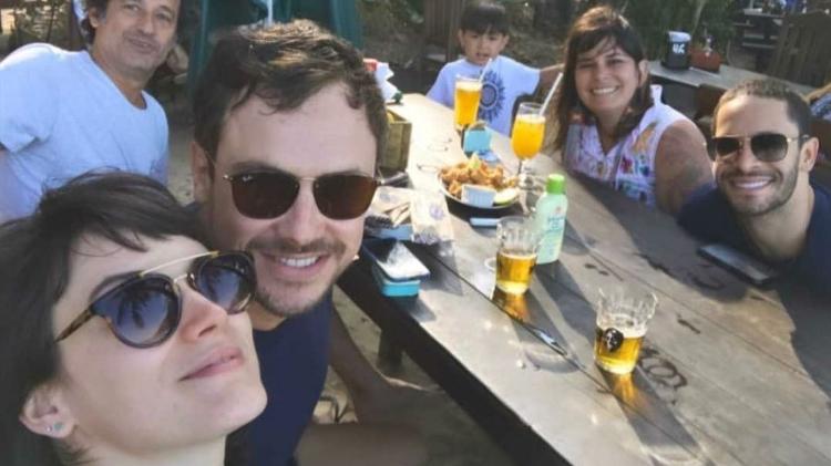 Bianca Bin e Sergio Guizé com Rainer Cadete e amigos (Foto: Reprodução/Instagram)