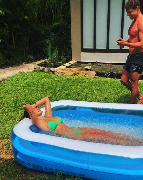 Mariana Goldfarb e Cauã Reymond em piscina de mil litros cheia de gelo (Foto: Reprodução/ Instagram)