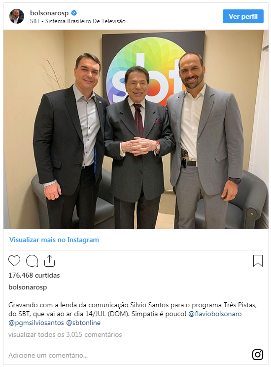 Eduardo Bolsonaro, Silvio Santos e Flávio Bolsonaro nos estúdios do SBT