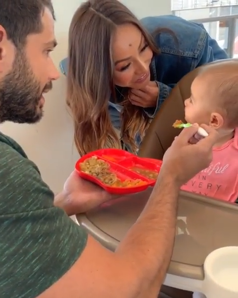 Duda Nagle deu a comida de Zoe na boquinha e a menina com um babador rosa escrito "beautiful" se divertiu e até deu risada; Sabrina Sato também apareceu (Foto: Reprodução/ Instagram)