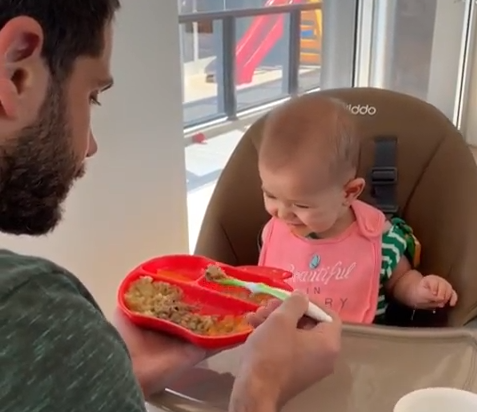 Duda Nagle deu a comida de Zoe na boquinha e a menina com um babador rosa escrito "beautiful" se divertiu e até deu risada (Foto: Reprodução/ Instagram)