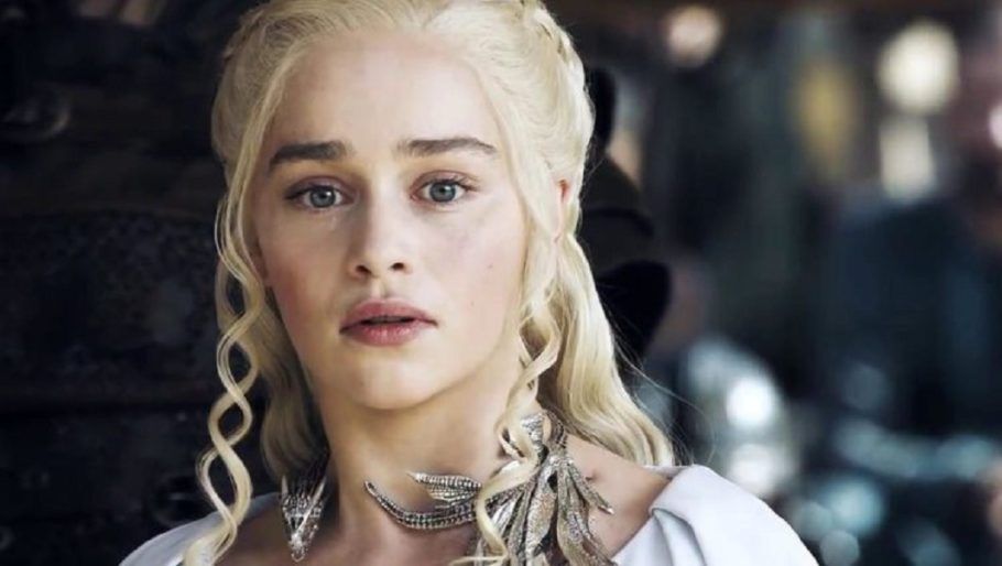 A atriz Emilia Clarke de peruca para a série Game Of Thrones (Foto: Divulgação)