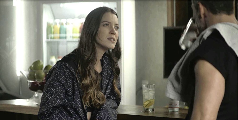 Fabiana (Nathalia Dill) pode acabar na prisão por causa de Agno (Malvino Salvador) em A Dona do Pedaço (Foto: Reprodução/Globo)