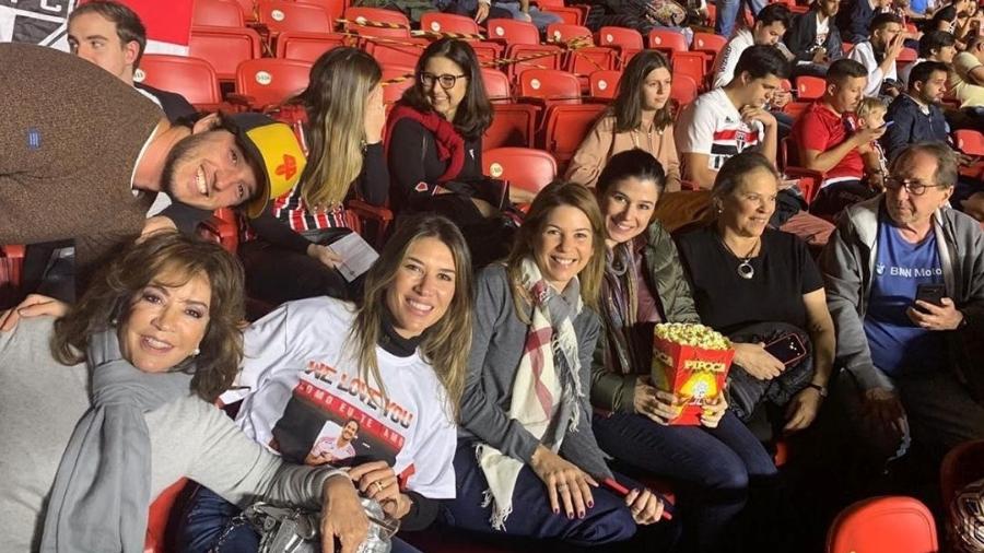 A família Abravanel reunida assistindo ao jogo de Alexandre Pato pelo SPFC (Foto: Reprodução)