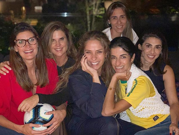 Antonia Fontenelle, Léo Stronda, Adriane Assistindo jogos com amigas.