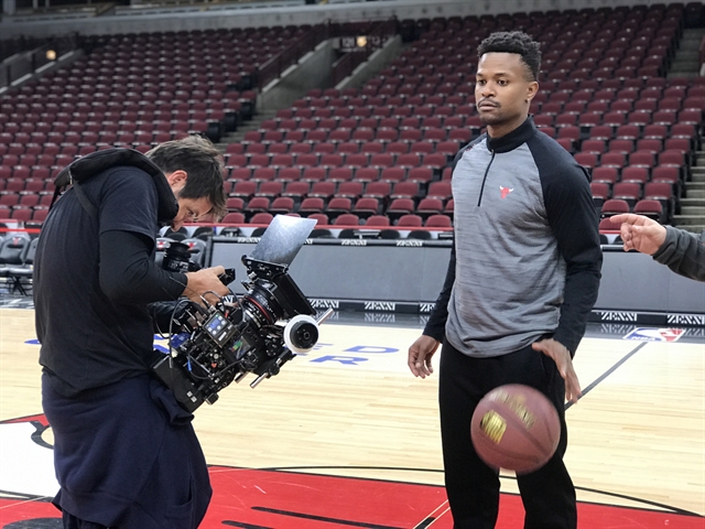 Ramon (David Junior) grava para novela das sete na quadra do Chicago Bulls, em Chicago (Foto: Globo/Divulgação)