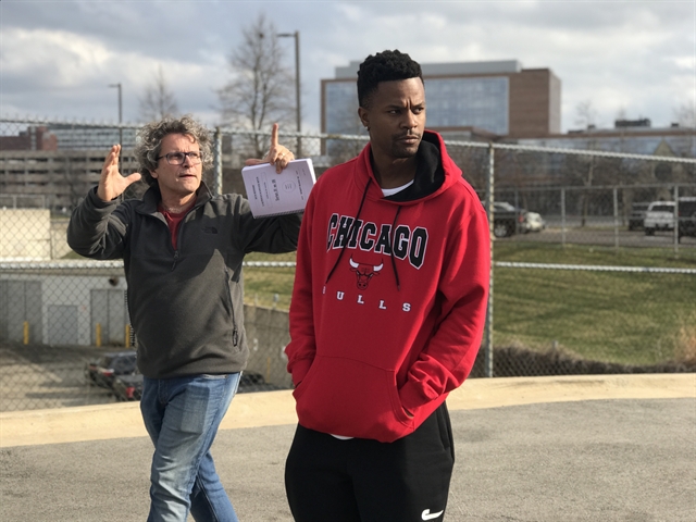 O diretor Luiz Henrique Rios dirige David Junior (Ramon) em gravação de Bom Sucesso em Chicago (Foto: Globo/Divulgação)