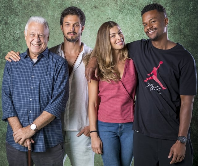 Alberto (Antonio Fagundes), Marcos (Romulo Estrela), Paloma (Grazi Massafera) e Ramon (David Junior) em Bom Sucesso (Foto: Globo/João Cotta)