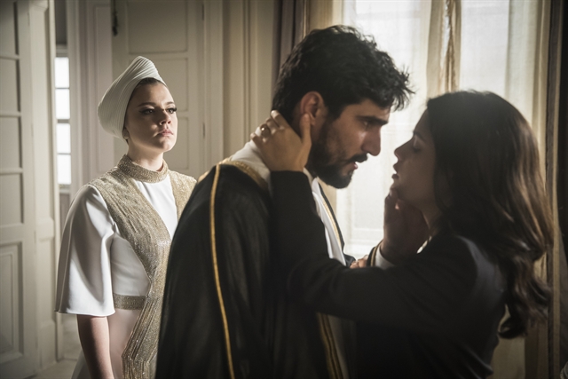 Jamil (Renato Góes) e Laila (Julia Dalavia) são flagrados por Dalila (Alice Wegman) durante encontro em Órfãos da Terra (Foto: Globo/Victor Pollak)