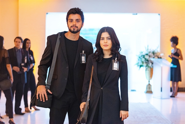 Bruno (Rodrigo Simas) e Laila (Julia Dalavia) no casamento de Jamil e Dalila em Órfãos da Terra (Foto: Globo/Artur Meninea)