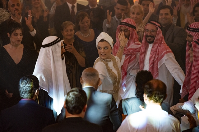 Os noivos dançam o dabke na festa de casamento (Foto: Globo/Artur Meninea)