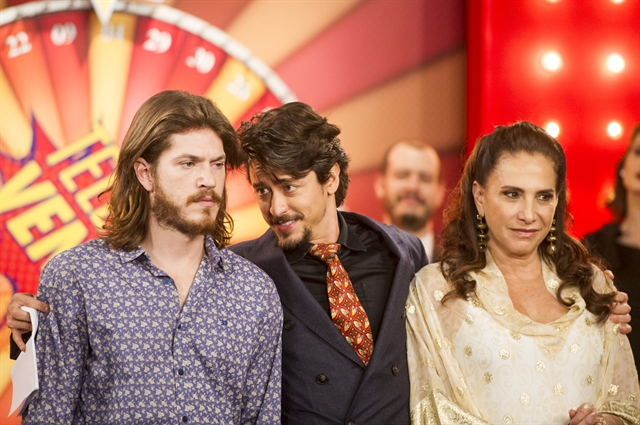 Jerônimo (Jesuíta Barbosa), cínico, agradecendo Mercedes (Totia Meireles) e Quinzinho (Caio Paduan) em Verão 90 (Foto: Globo/João Cotta)