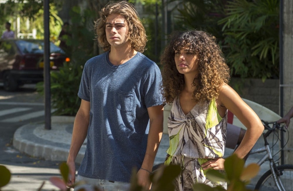 João e Moana em cena da novela Verão 90 (Foto: Reprodução)