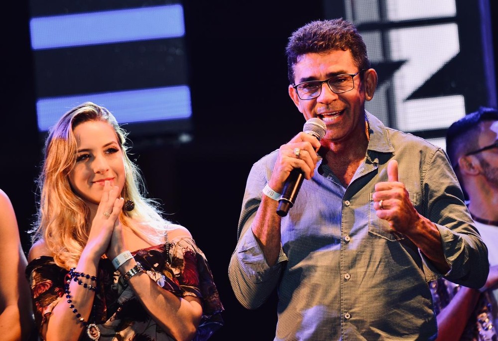 Namorada e pai de Gabriel Diniz também participaram da homenagem ao cantor no São João 2019 de Campina Grande — Foto: Emanuel Tadeu/Medow Entertainment/Divulgação