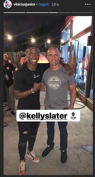 Stories de Vinicius Jr. ao lado de Kelly Slater (Foto: Reprodução)