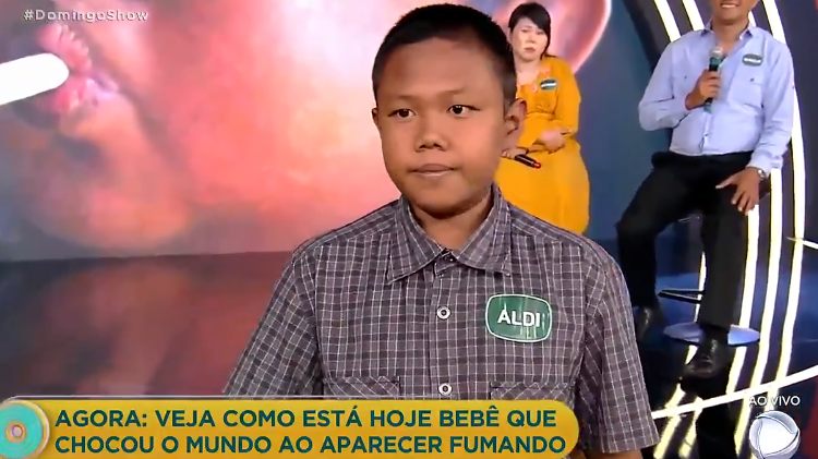 Bebê fumante foi atração na volta do Domingo Show apresentado por Geraldo Luís na Record (Reprodução)