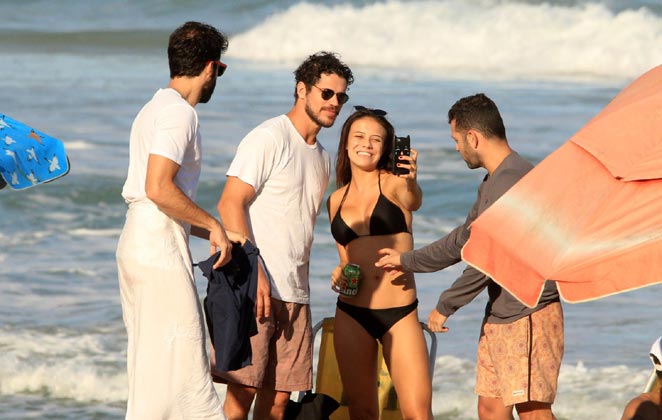 José Loreto foi tietado por fã em passeio na praia