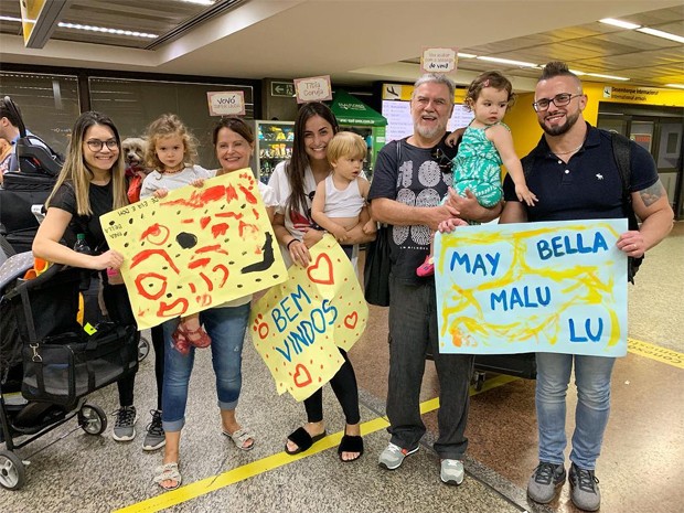 Mari Palma com a cunhada, Mayara, a mãe, o pai, o irmão mais velho, Luiz, e os sobrinhos, Eva, Domenico e Bella (Foto: Reprodução/Instagram)