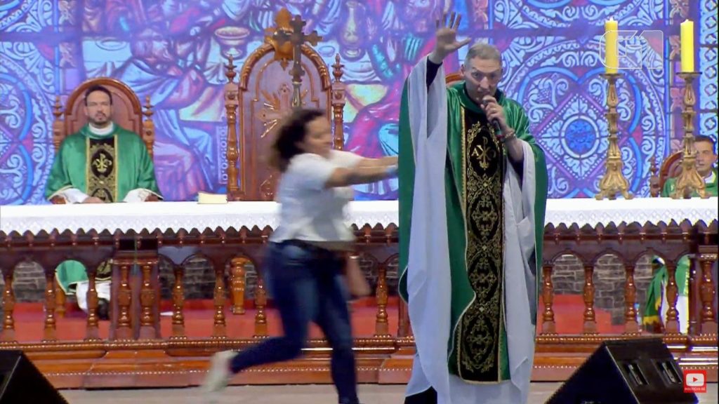 Mulher empurrou Padre Marcelo Rossi durante missa na Canção Nova — Foto: Reprodução