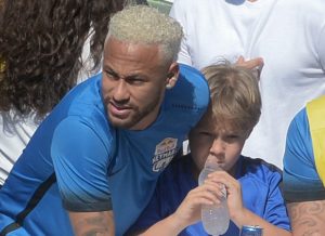 O jogador da seleção brasileira e ex-namorado de Bruna Marquezine, Neymar e o filho, Davi Lucca (Foto: Francisco Cepeda/AgNews)