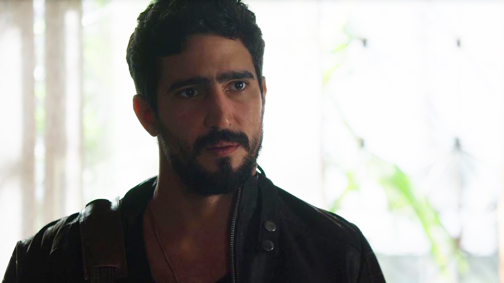 Jamil (Renato Góes) em cena da novela das 18h da Globo, Órfãos da Terra (Foto: Reprodução/Globo)