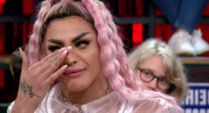 Pabllo Vittar foi arrancada do palco por um homem descontrolado - Reprodução