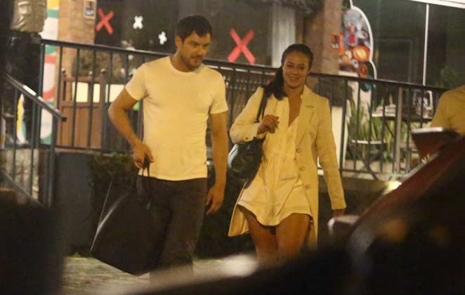 Paolla Oliveira e Sérgio Guizé foram flagrados saindo de um restaurante no Rio de Janeiro (Foto: Reprodução/ AgNews)