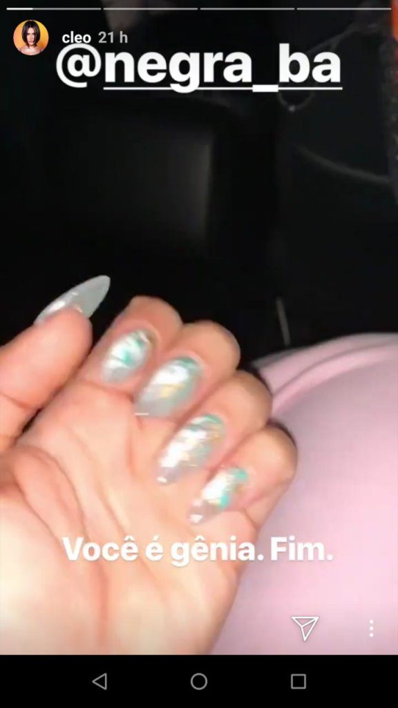 Cleo Pires usou as redes sociais para mostrar suas unhas feitas e declara está apaixonada por uma mulher (Foto: Reprodução/ Instagram)