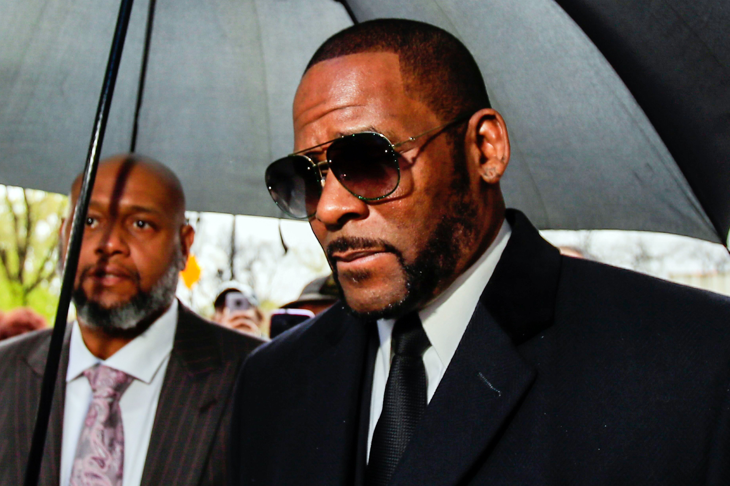 O rapper R. Kelly é preso depois de sofrer muitas acusações (Foto: Reprodução)