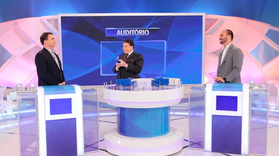 Silvio Santos recebe Flávio e Eduardo Bolsonaro no Jogo das 3 Pistas no SBT Foto: Reprodução